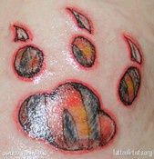 zampa di animale uv inchiostro tatuaggio