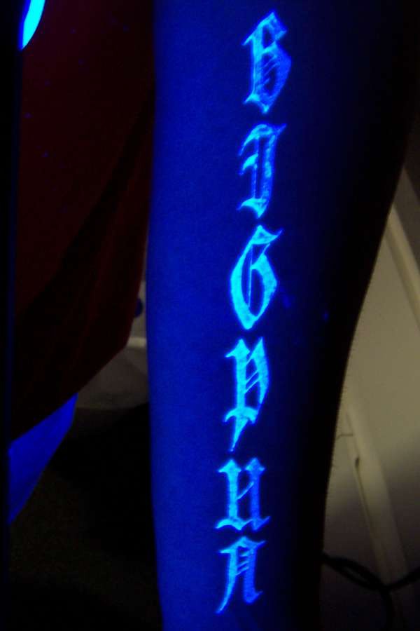 Leuchtendes Text UV-Tinte Tattoo