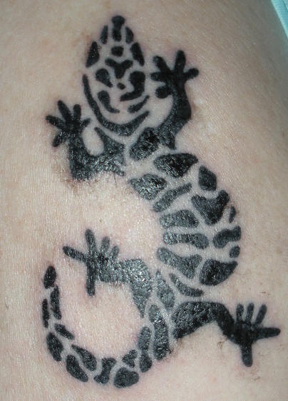 El tatuaje tribal de una lagartija negra