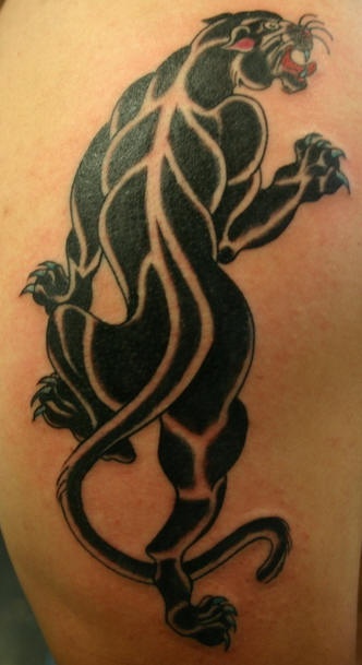 el tatuaje de una pantera cazando hecho en tinta negra