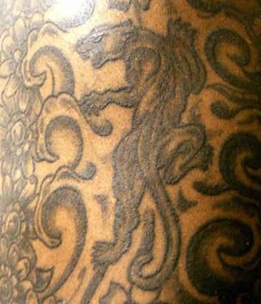 el tatuaje de una pantera en las aguas hecho en tinta negra