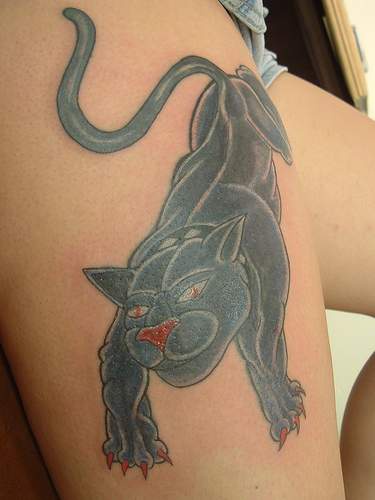 Schwarzer Panther Tattoo am Schenkel