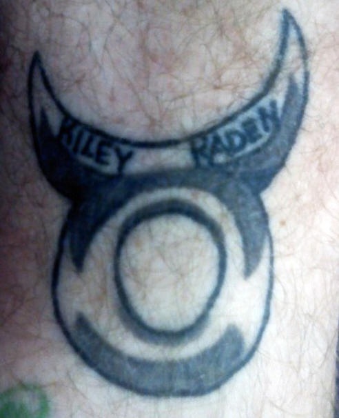 Symbol Tattoo in schwarzer Tinte