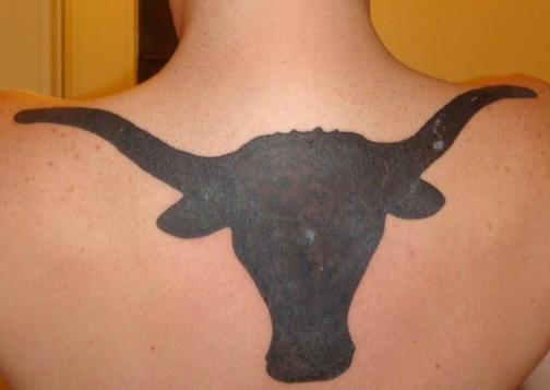 Le tatouage de logo de Chicago bulls sur le dos à l&quotencre noir