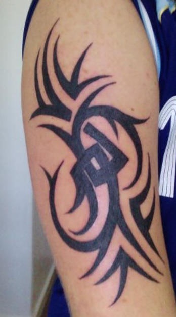 Regelmäßigeы Tribal Tattoo am Arm