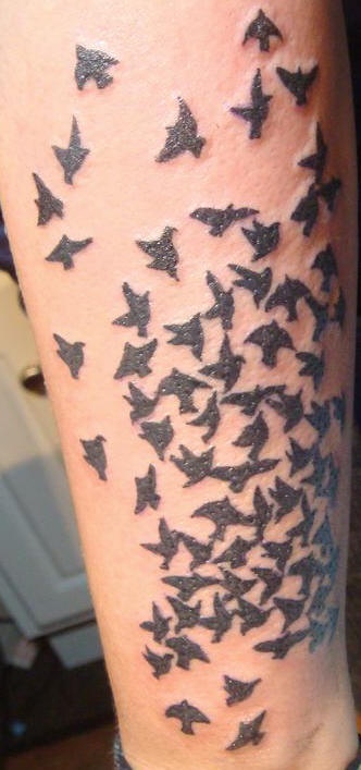 lavoro nero uccelli volanti tatuaggio