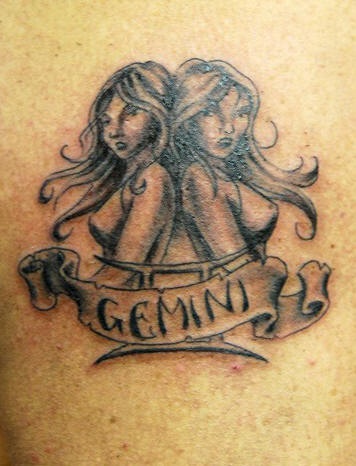 Schwarzes Tattoo von Mädchen mit Inschrift &quotGemini"