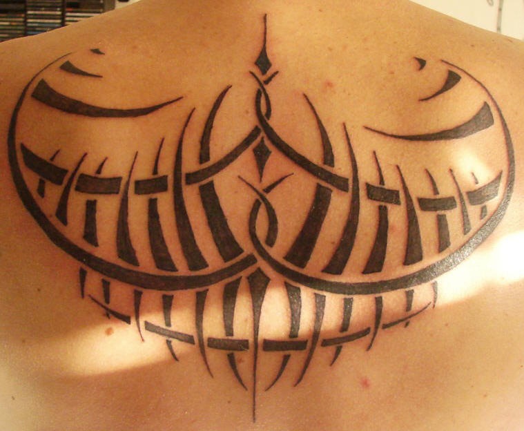 Tribal Maßwerk schwarzes Tattoo am Rücken