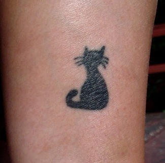 piccolo gatto nero tatuaggio