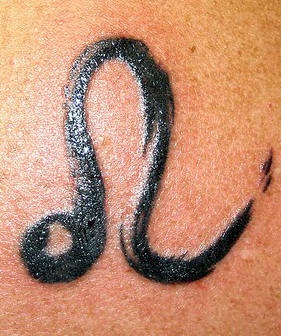 simbolo disegno mano tatuaggio nero