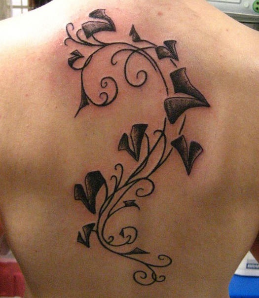 Schwarzer Efeu Tattoo am Rücken