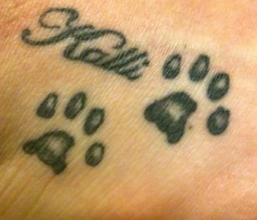 zampe di animale con nome tatuaggio