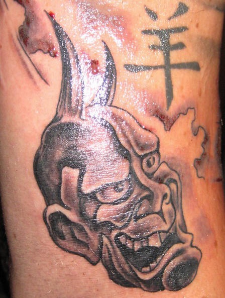 Asiatischer Dämon schwarzweißes Tattoo