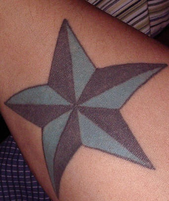 Pentagramma blu e nera tatuaggio