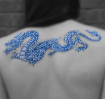 Tatuaggio sulla schiena il dragone azzurro
