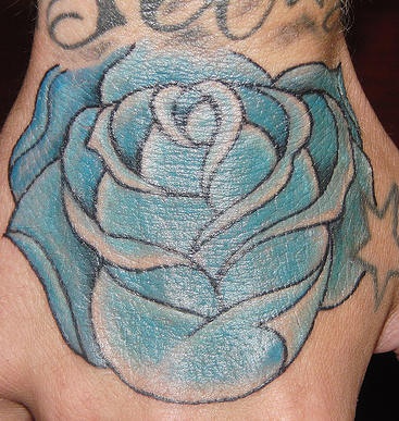 Tatuaje en la mano, rosa hermosa de color azul