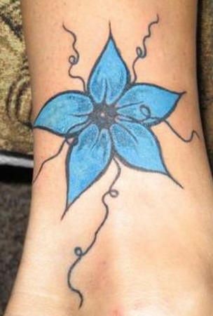 carino fiore blu tatuaggio