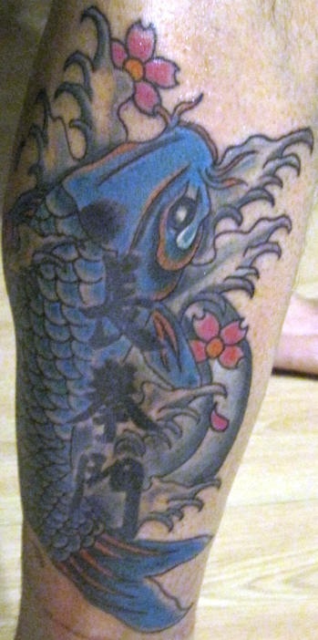 Tatuaje carpa koi color azul y uns jeroglíficos