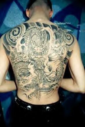 tatuaje en toda la espalda de dragón negro en el cielo