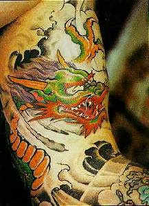 tatuaje de dragón chino en tormenta