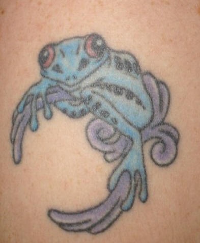 Blue tree frog on tracery tattoo
