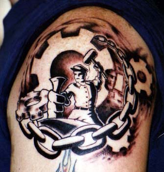 el tatuaje de un trabajador dentro de un circulo de cadena hecho en brazo