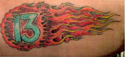 Flammende Nummer dreizehn Tattoo