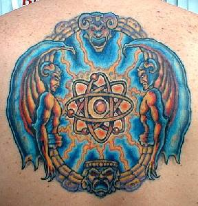 el tatuaje de un atomo rodeado del diablo y demonios hecho principalmente en color azul en la espalda