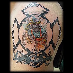 Feuerwehrmann Tribal Tattoo in Farbe