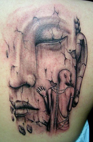 Le tatouage de Bouddha de pierre avec un moine
