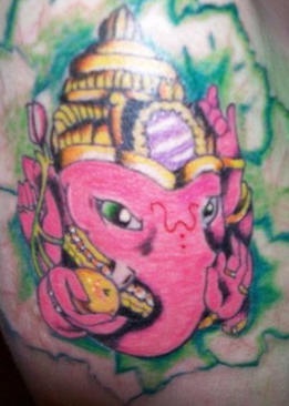 Rosa Ganesha hinduistische Gottheit Tattoo