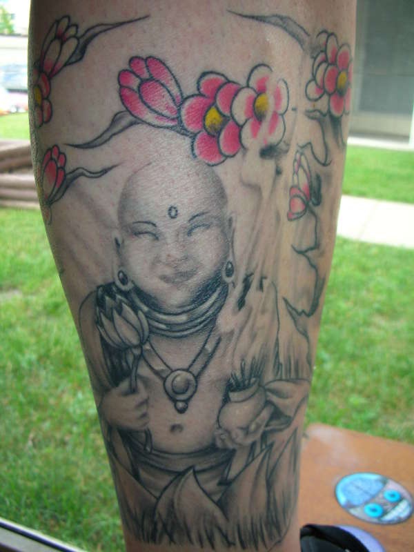 Le tatouage de Bouddha content sur le mollet