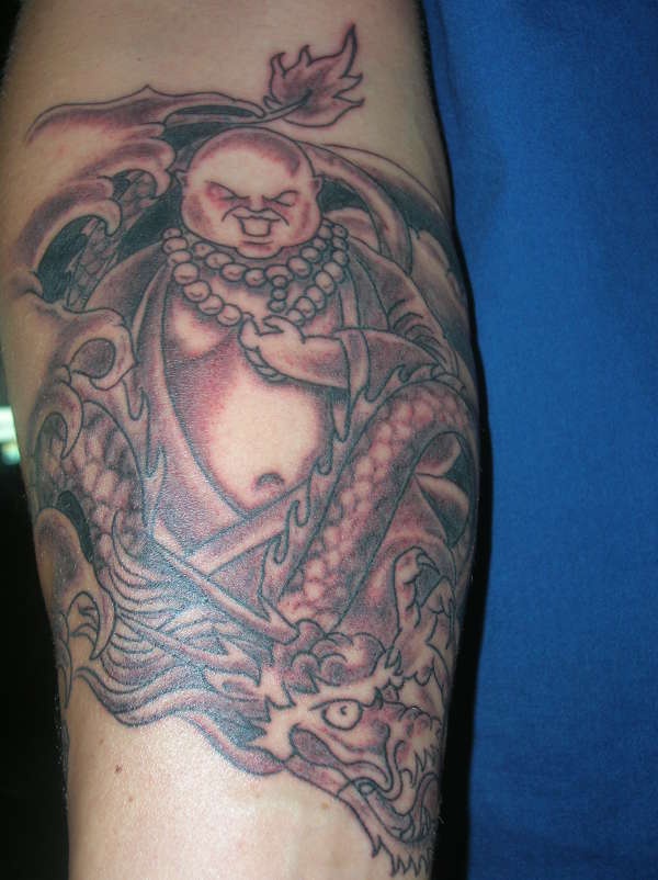 Le tatouage de gros Bouddha avec un dragon 