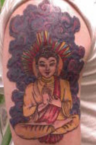 Meditierender Buddha im lila Dunst Tattoo