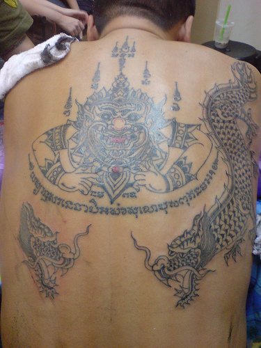 Le tatouage incomplet d&quotesprits et des dragons bouddhistes