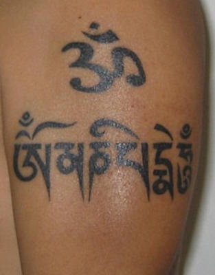 Buddhistisches Mantra in schwarzer Tinte Tattoo