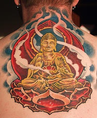 Tatuaje en la espalda Buda de oro meditando