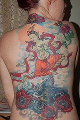 Tanzendes buddhistisches Mädchen farbiges Tattoo