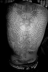 buddhista origginale su tutta schiena tatuaggio nero