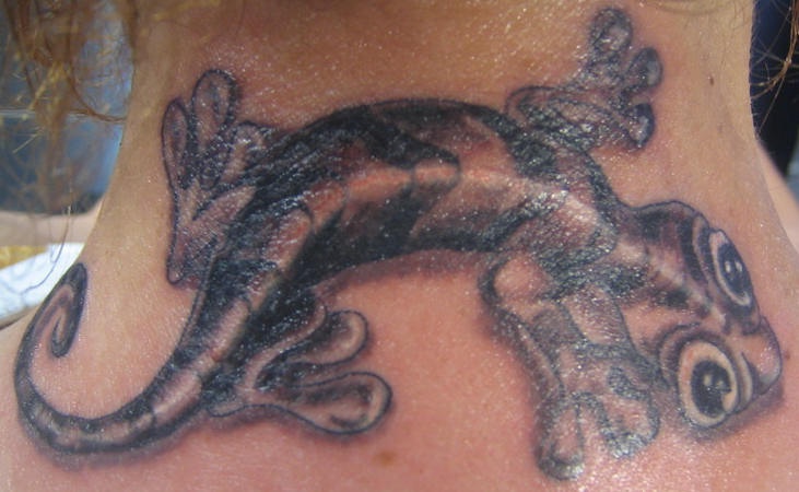 El tatuaje de una lagartija en el cuello