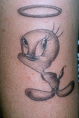 Tatuaje del pájaro Tweety con nimbus.