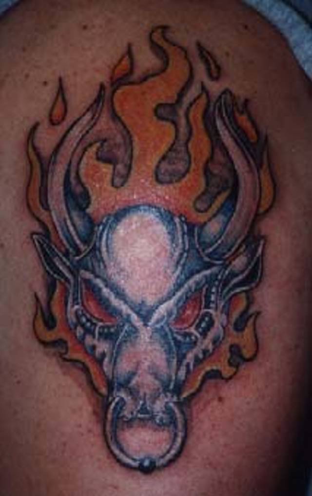 toro acciaio fiammeggiante tatuaggio colorato