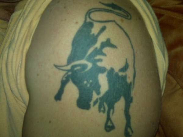 Le tatouage de silhouette de taureau de corrida