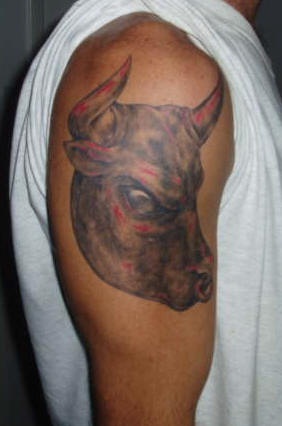 Le tatouage de la tête de taureau avec le sang sur les cornes