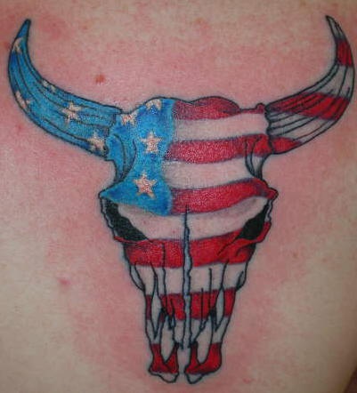 Le tatouage de la crâne de taureau en couleurs patriotiques