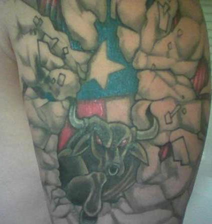 texas state bandiera con busting fuori toro tatuaggio