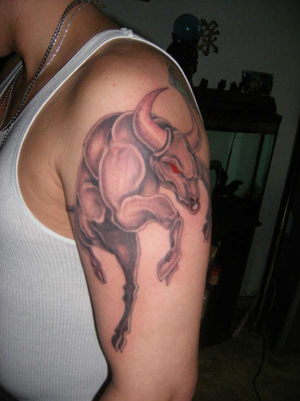 toro con occhi rossi robusto tatuaggio sulla spalla