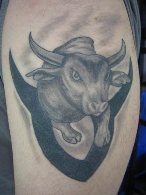 toro simbolo nero inchiostro tatuaggio sulla spalla
