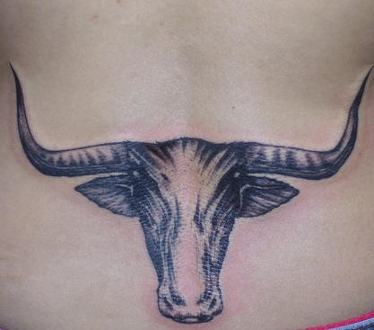 Le tatouage de la tête de taureau maigre à l'encre noir