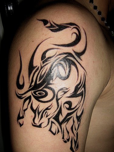 toro tribale tatuaggio sulla spalla